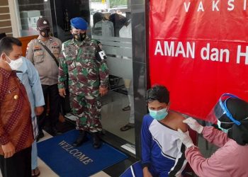 Gubernur Kepri, Ansar Ahmad saat meninjau Vaksinasi anak usia 12 hingga 17 tahin di Kabupaten Bintan, f : Alam/detak.media