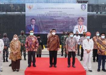 Foto bersama seusai pelepasan pertama ekspor alumina di PT BAI Bintan, f : ist