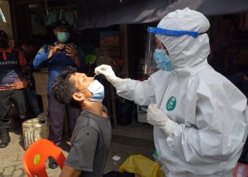 Petugas kesehatan saat melakukan tes antigen kepada para pedagang Pasar Bintan Center, f : Mael/detak.media