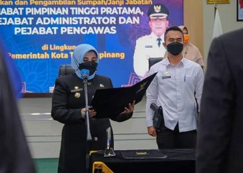 Walikota Tanjungpinang, Rahma saat membacakan sumpah jabatan 12 Pejabat yang dilantik, f : ist