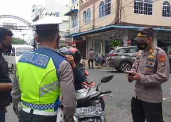 Petugas saat melakukan pemeriksaan kepada warga yang akan ke Pasar Baru Tanjungpinang, f : Mael/detak.media