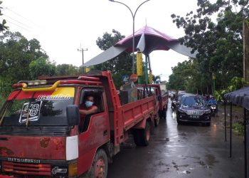 Terjadi antrian panjang di pintu keluar masuk Tanjungpinang di perbatasan Tanjungpinang-Bintan, KM 16, f : mael/detak.media