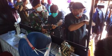 Dua Anggota DPRD Bintan saat mendatangi Pos Penyekatan PPKM Darurat di KM 14 Tanjungpinang, f : mael/detak.media