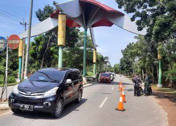 Petugas saat melakukan pengecekan di Pos Penyekatan PPKM Darurat KM 16 Tanjungpinang, f : Mael/Detak.media