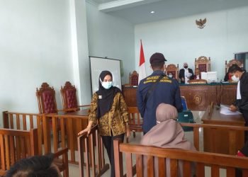 Rini Pratiwi seusai menjalani sidang pembelaan terdakwa di PN Tanjungpinang, f :Mael/detak.media