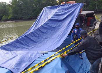 KM Jaya Abadi yang sedang bersandar di Pelabuhan Bongkar Muat Sei Jang, Tanjungpinang, f : Mael/detak.media