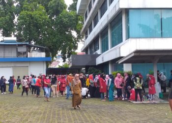 Ratusan Karyawan PT Busana Tanjungpinang kembali melakukan aksi mogok kerja, f : Mael/Detak.media