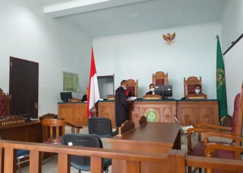 JPU saat menyerahkan tuntutan kepada Majelia Hakim PN Tanjungpinang, f : mael/detak.media