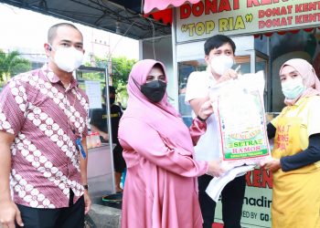 Walikota Rahma, saat memberikan bantuan kepada pedagang, f : ist