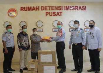 Kepala Rudenim Pusat Tanjungpinang, Mas Arie Yuliansa Dwi Putra menerima bantual Alkes dari PKK Kepri, f : ist