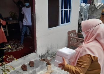 Walikota Tanjungpinang, Rahma saat menyerahkan bantuan nasi kotak kepada warga,  f : Alam/detak.media