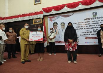 Gubernur Kepri, Ansar Ahmad saat menyerahkan bantuan di Kabupaten Karimnun, f : ist