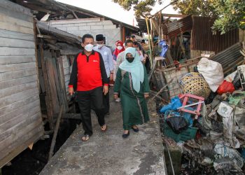 Gubernur Kepri, Ansar Ahmad saat blusukan didampingi Walikota Tanjungpinang, Rahma di Tanjung Unggat, f : ist