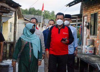 Walikota Tanjungpinang, Rahma dan Gubernur Kepri saat bersamaan meninjau warga yang akan menerima bantuan dari pemerintah pusat, f : ist