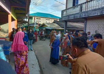 Walikota Tanjungpinang, Rahma bersama Tagana menyerahkan bantuan untuk keluarga korban angin kencang, f :ist