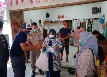 Walikota, Rahma bersama Kepala Balai KIPM Kota Tanjungpinang, Felix L Tobing (dua dari kiri) saat memberikan bantuan ikan sehat dan bermutu kepada masyarakat, f : ist