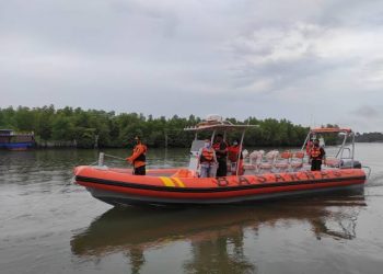 Tim Basarnas Tanjungpinang saat patroli di perairan, f : ist