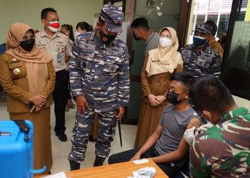 DM - Walikota Tanjungpinang, Rahma bersama Komandan Lantamal IV, Laksamana Pertama TNI Indarto Budiarto meninjau pelaksanaan vaksinasi yang terpusat di Poltekkes Tanjungpinang