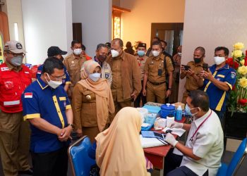 Walikota Tanjungpinang bersama pengurus Kwarda Pramuka Kepri saat meninjau pelaksanaan Baksos Donor Darah, f : ist