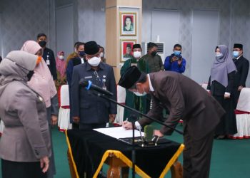 Walikota Tanjungpinang saat melakukan penandatanganan SK pelantikan pejabat pimpinan pratama, f : Ist