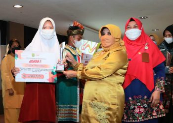 Walikota Tanjungpinang, Rahma (baju kuning) saat menyerahkan hadiah kepada siswa peraih juara nasional, f : ist