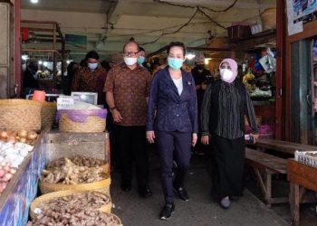 Walikota Tanjungpinang, Rahma (paling kanan) bersama Anggota DPR RI Dapil Provinsi Kepri, Cen Sui Lan (tengah) didampingi Kepala Disperindagin Tanjungpinang saat meninjau Pasar Baru Tanjungpinang, f : ist