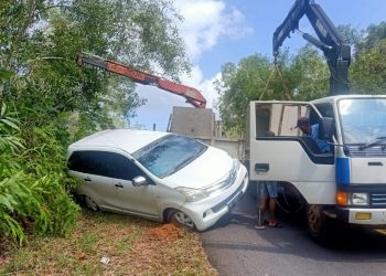 Mobil Avanza putih yang ditabrak lori pengangkut beton, f : ist