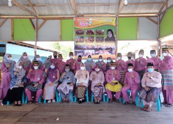 Walikota Tanjungpinang, Rahma saat foto bersama dengan Ketua hingga Anggota PGRI Tanjungpinang, f : ist