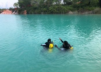 Tim Sar saat melakukan pencarian dengan cara menyelam di Danau Biru Bintan, f : ist