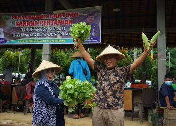 Walikota Tanjungpinang, Rahma dan Wakil Walikota, Endang Abdullah saat berada di gerai pangan tani, f : ist