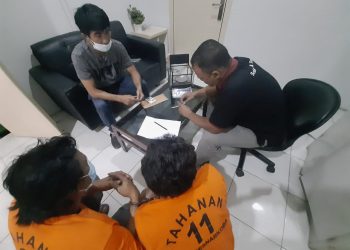 Dua pelaku (baju tahanan) saat berada diruangan penyidik Satresnarkoba Polres Tanjungpinang, f : ist