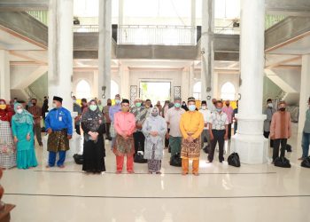 Walikota Tanjungpinang, Rahma foto bersama seusai menyerahkan bantuan di Masjid Besar Ganet, f : ist