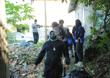 Walikota, Rahma bersama dengan Pegawai Pemko Tanjungpinang saat melakukan Gotong Royong, f : Ist