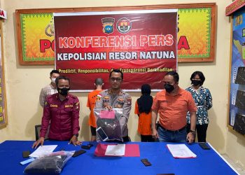 Kapolres Natuna menunjukkan sejumlah barang bukti yang diamankan