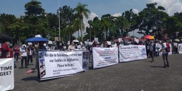 Ratusan pencari suaka saat melakukan aksi demo di Lapangan Pamedan Tanjungpinang, f : Mael/detak.media