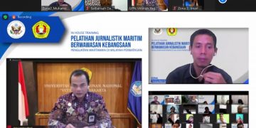 CAPTION FOTO: Rektor UPN 'Veteran' Yogyakarta, Dr. Mohamad Irhas Effendi M.Si saat menjawab pertanyaan peserta pelatihan wartawan maritim Kepri.