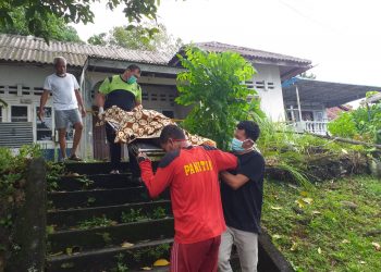 Tim Polrea Tanjungpinang saat melakukan evakusi penemuan mayat, f : mael/detak.media
