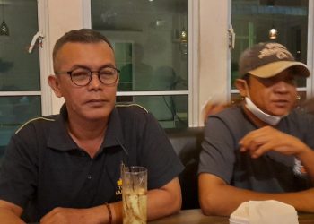 Dua warga yang melaporkan Ketua DPRD Tanjungpinang, Dave Samosir dan Andry, saat melakukan konferensi pers, f : Alam/detak.media