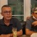 Dua warga yang melaporkan Ketua DPRD Tanjungpinang, Dave Samosir dan Andry, saat melakukan konferensi pers, f : Alam/detak.media