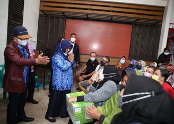 Walikota Tanjungpinang, Rahma saat menyerahlan bantuan CSR kepada Pelaku UMKM di Kelurahan Kamboja, f : ist