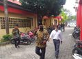 Mantan Walikota Tanjungpinang, Lis Darmansyah saat datang di Mapolres Tanjungpinang didampingi sopirnya, f : ist