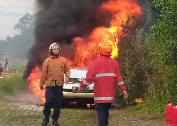 Kebakaran mobil jenis Toyota Inova, f : Mael/detak.media
