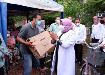 Walikota Tanjungpinang, Rahma saat menyerahkan Bantuan CSR Bank Riau Kepri Syariah kepada Pelaku UMKM, f : ist