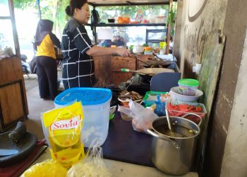 Salah seorang pedagang saat memasak, f : Mael/detak.media