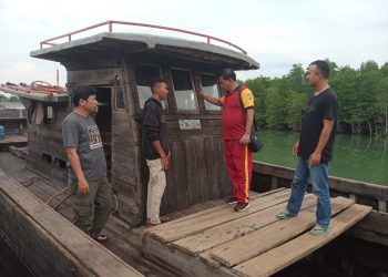Personil Polsek Bukit Bestari Tanjungpinang saat mengamankan DPO Kejari Bintan, f : ist