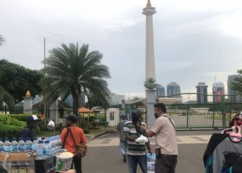 Bripka Zulhamsyah Putra saat melakukan Razia Perut Lapar di Depan Monumen Nasional (Monas) Jakarta, f : ist