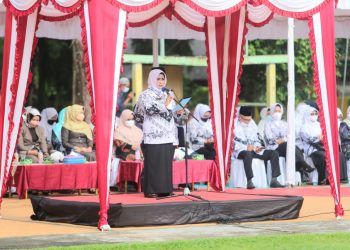 Walikota Tanjungpinang saat menjadi pembina upacara di peringatan hari Guru, f : ist