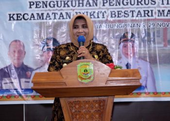 Walikota Tanjungpinang, Rahma saat memberikan sambutan pada pelantikan PKK dan forum RT RW yang ada di Kecamatan Bukit Bestari, f : ist