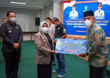 Walikota Tanjungpinang, Rahma saat menyerahkan bantuan kepada Ormas dan Yayasan, f : ist