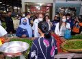 Walikota Tanjungpinang saat melakukan sidak di pasar, f : ist